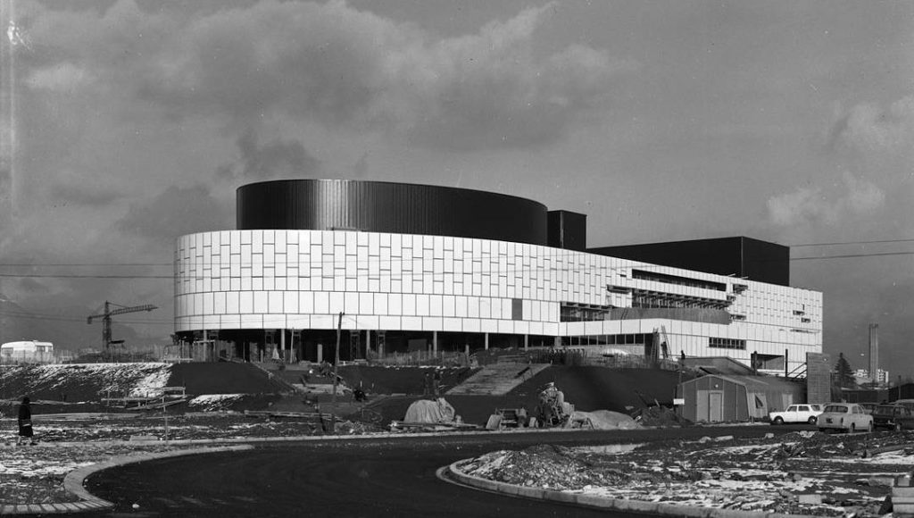 Photo en noir et blanc de la maison de la Culture à Grenoble.