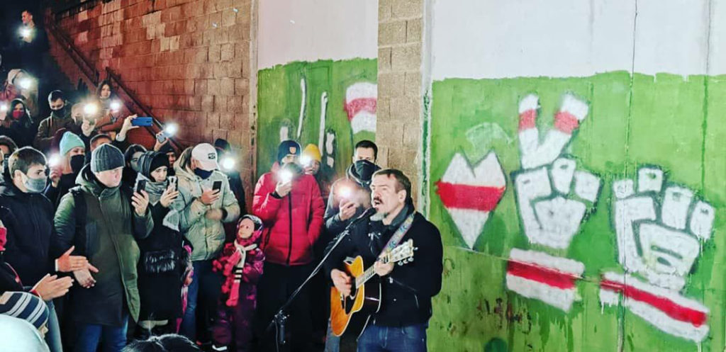 Chanteur dans la rue entourée d'un public